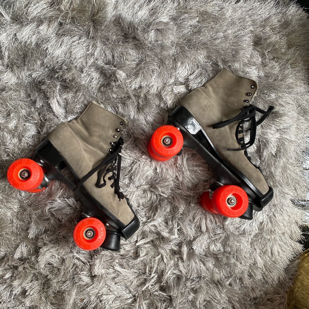 VINTAGE ROLLER SKATES